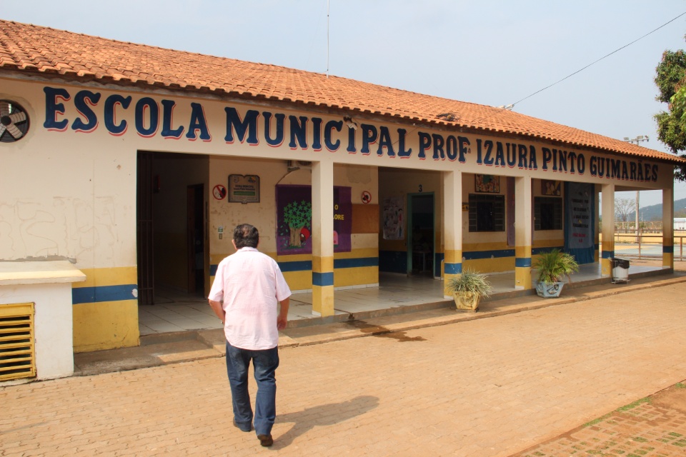 Prefeito entrega novas camisetas nas escolas municipais