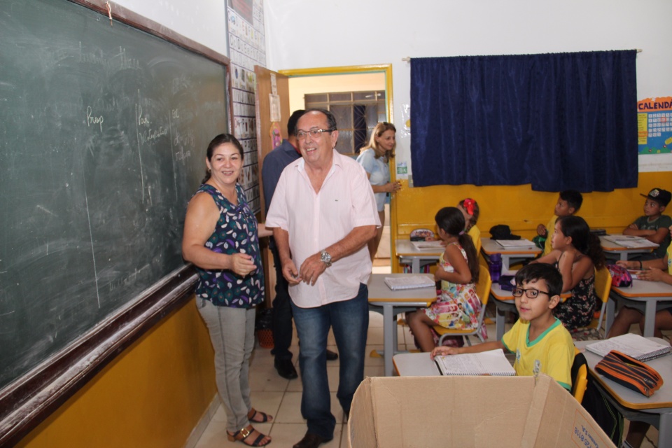 Prefeito entrega novas camisetas nas escolas municipais