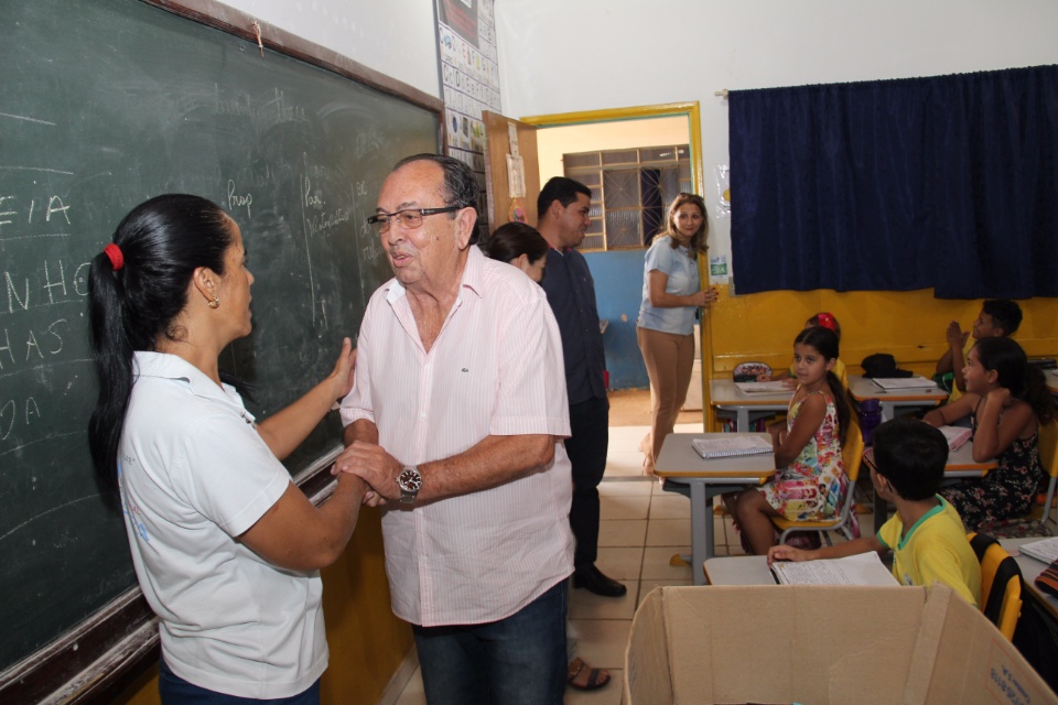 Prefeito entrega novas camisetas nas escolas municipais