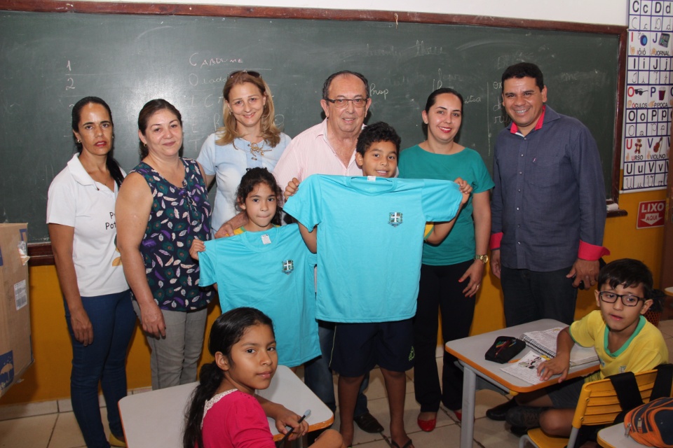 Prefeito entrega novas camisetas nas escolas municipais