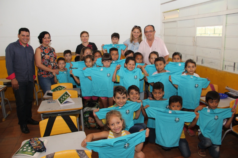 Prefeito entrega novas camisetas nas escolas municipais
