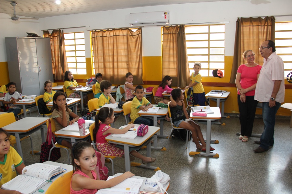 Prefeito entrega novas camisetas nas escolas municipais