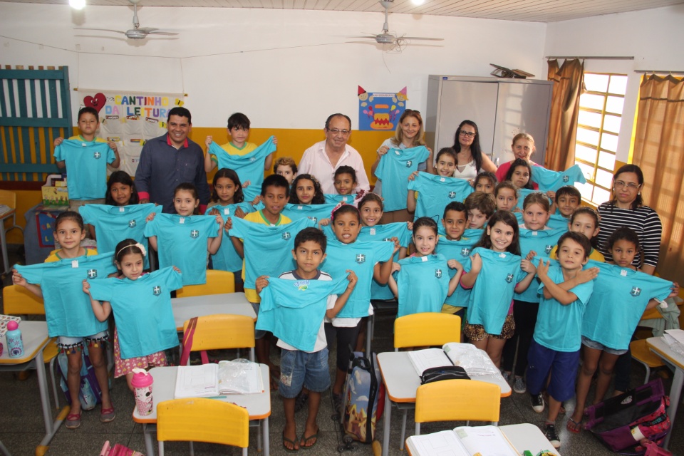 Prefeito entrega novas camisetas nas escolas municipais