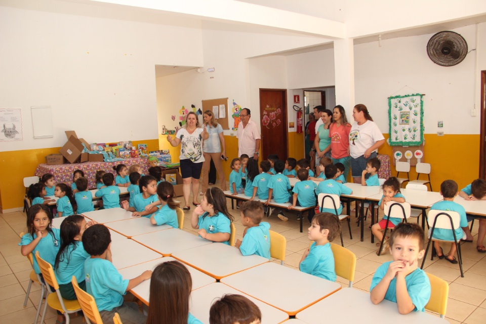 Prefeito entrega novas camisetas nas escolas municipais