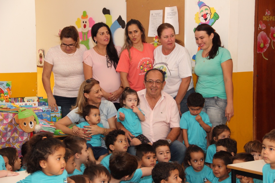 Prefeito entrega novas camisetas nas escolas municipais