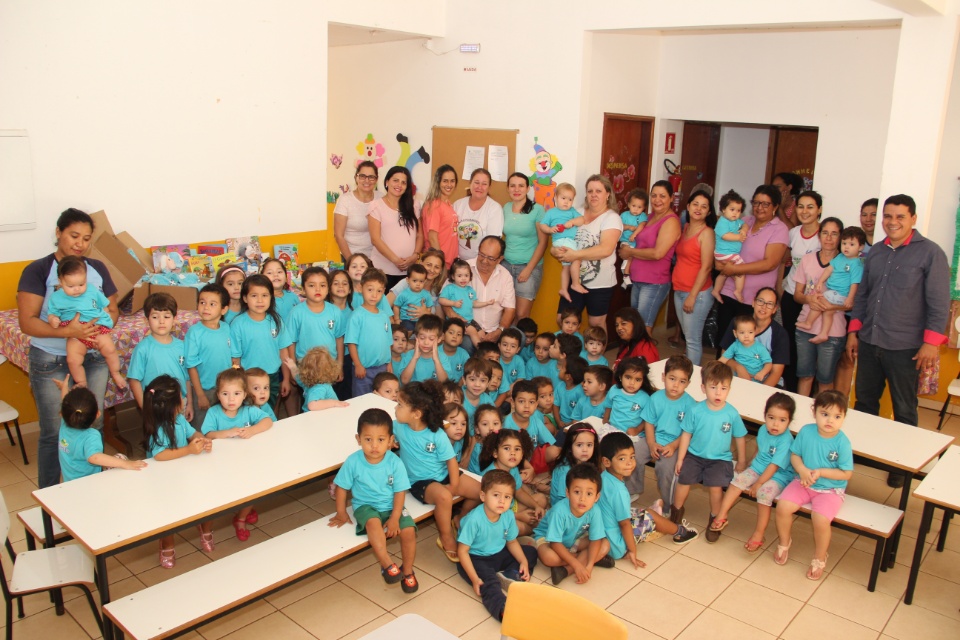 Prefeito entrega novas camisetas nas escolas municipais