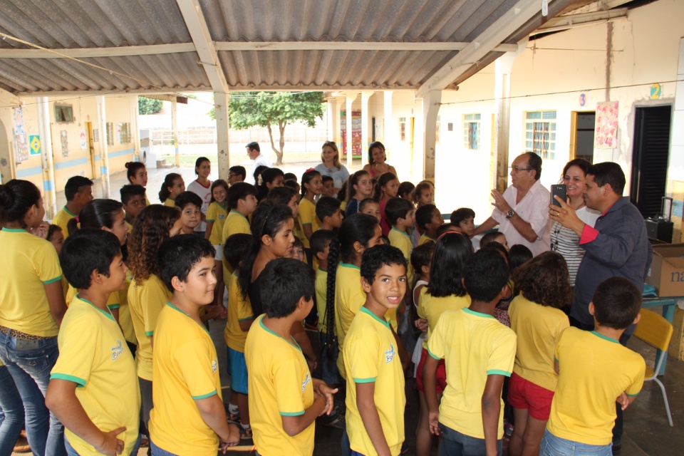 Prefeito entrega novas camisetas nas escolas municipais