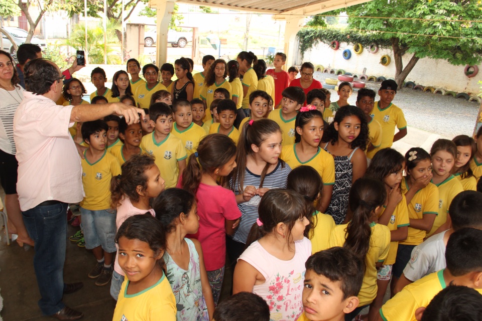 Prefeito entrega novas camisetas nas escolas municipais