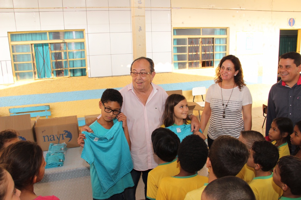 Prefeito entrega novas camisetas nas escolas municipais