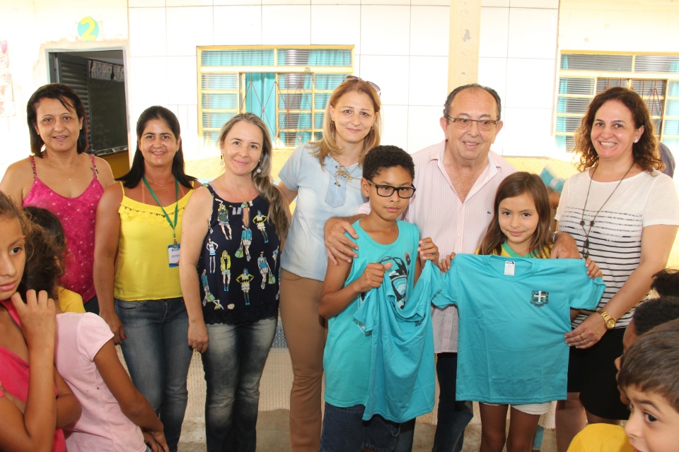 Prefeito entrega novas camisetas nas escolas municipais