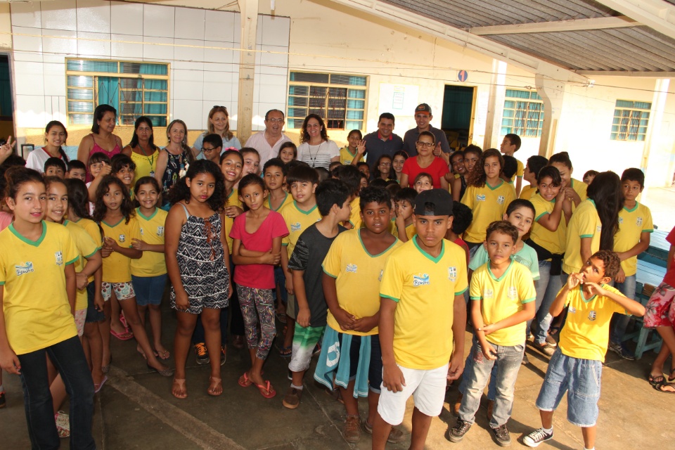 Prefeito entrega novas camisetas nas escolas municipais
