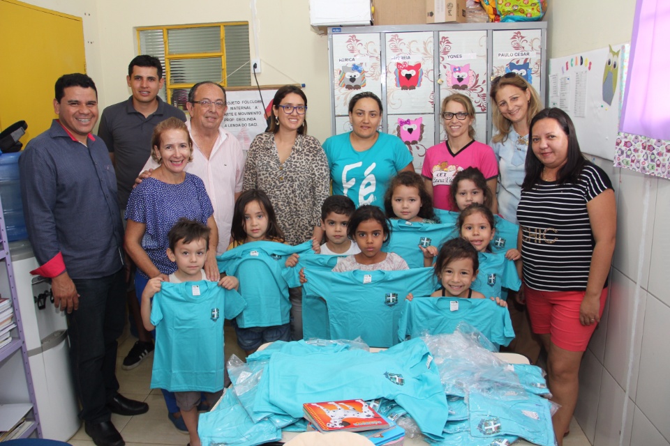 Prefeito entrega novas camisetas nas escolas municipais