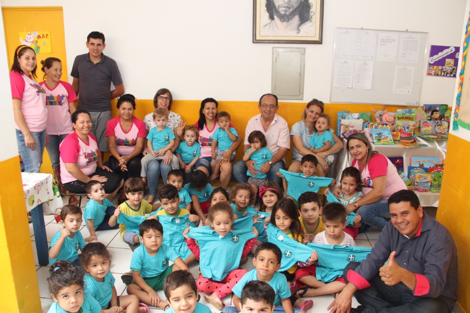 Prefeito entrega novas camisetas nas escolas municipais