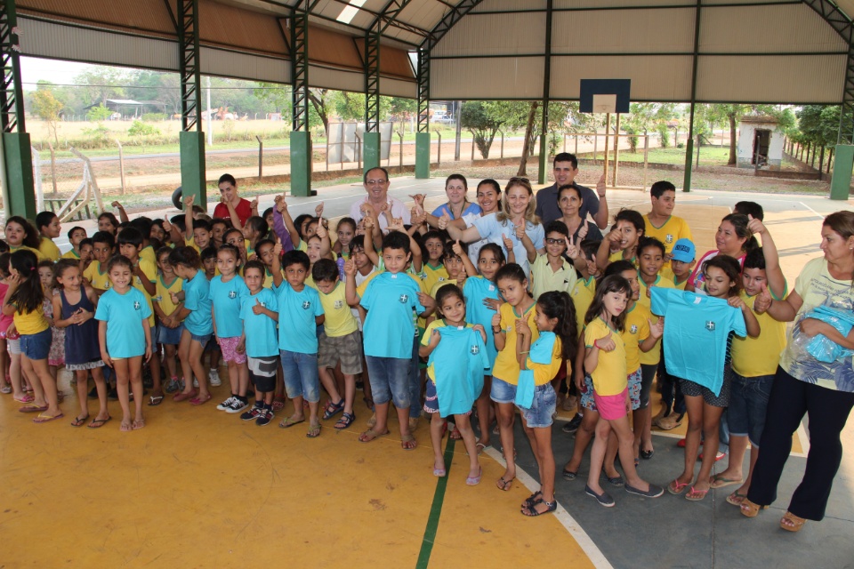 Prefeito entrega novas camisetas nas escolas municipais