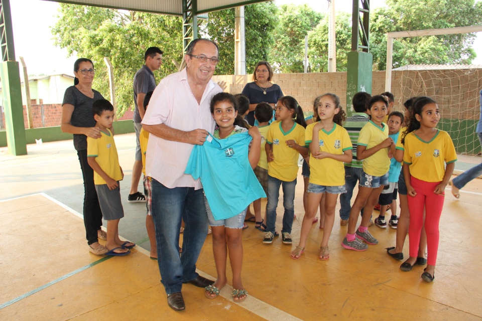 Prefeito entrega novas camisetas nas escolas municipais
