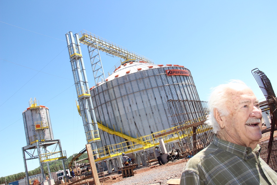 Prefeito visita obras da Empresa Curicaca Armazéns Gerais