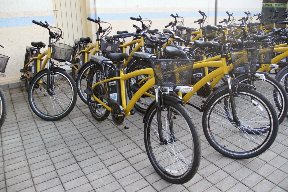 Prefeitura de Bonito faz entrega de bicicletas elétricas para agentes