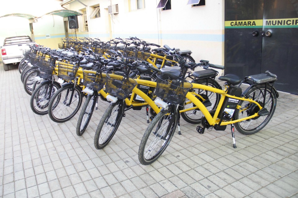 Prefeitura de Bonito faz entrega de bicicletas elétricas para agentes