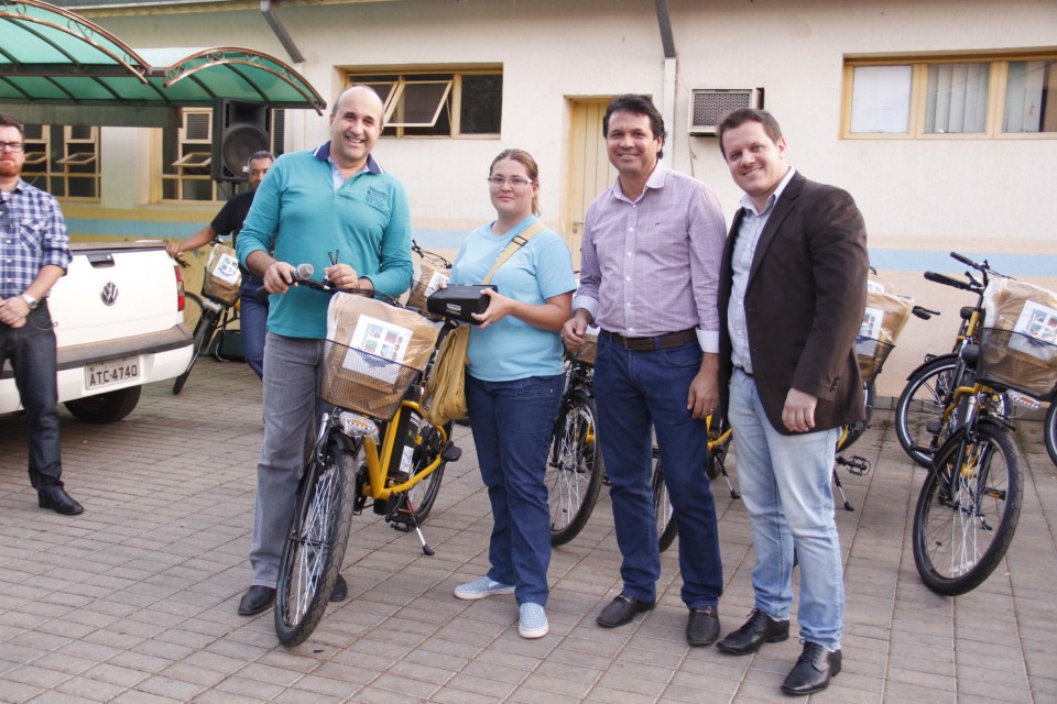 Prefeitura de Bonito faz entrega de bicicletas elétricas para agentes