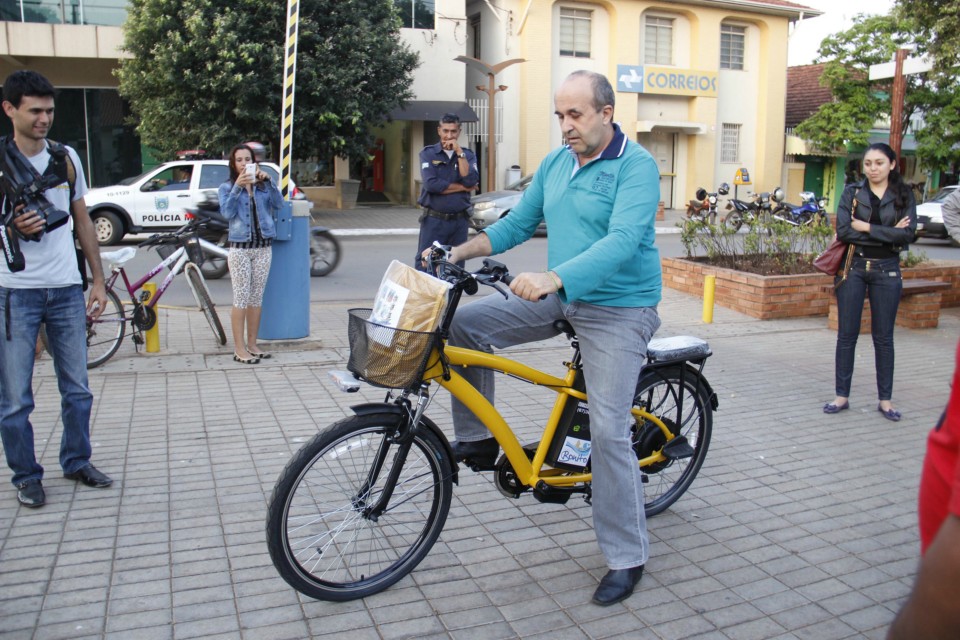 Prefeitura de Bonito faz entrega de bicicletas elétricas para agentes