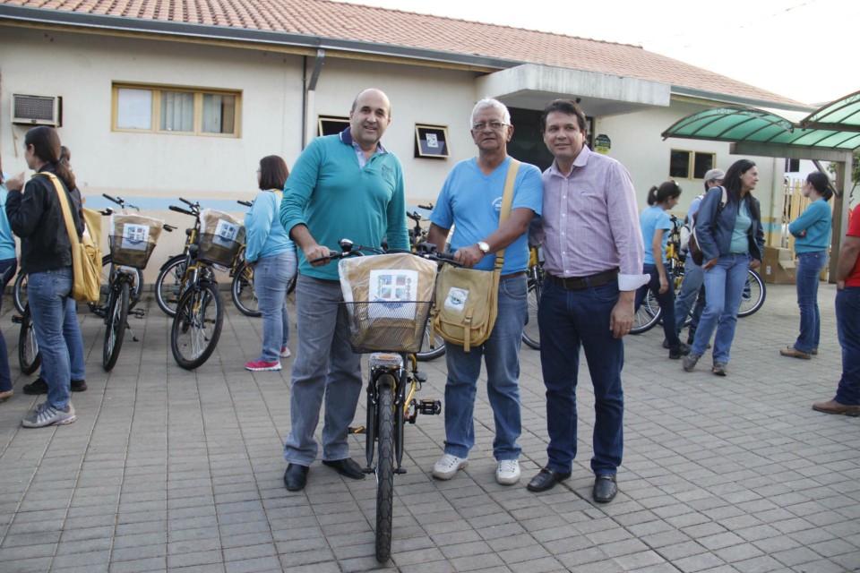 Prefeitura de Bonito faz entrega de bicicletas elétricas para agentes