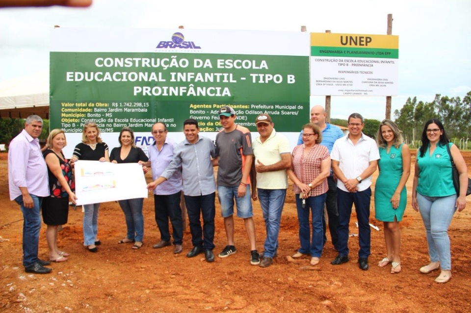 Prefeito lança obra de construção de creche na Vila Marambaia