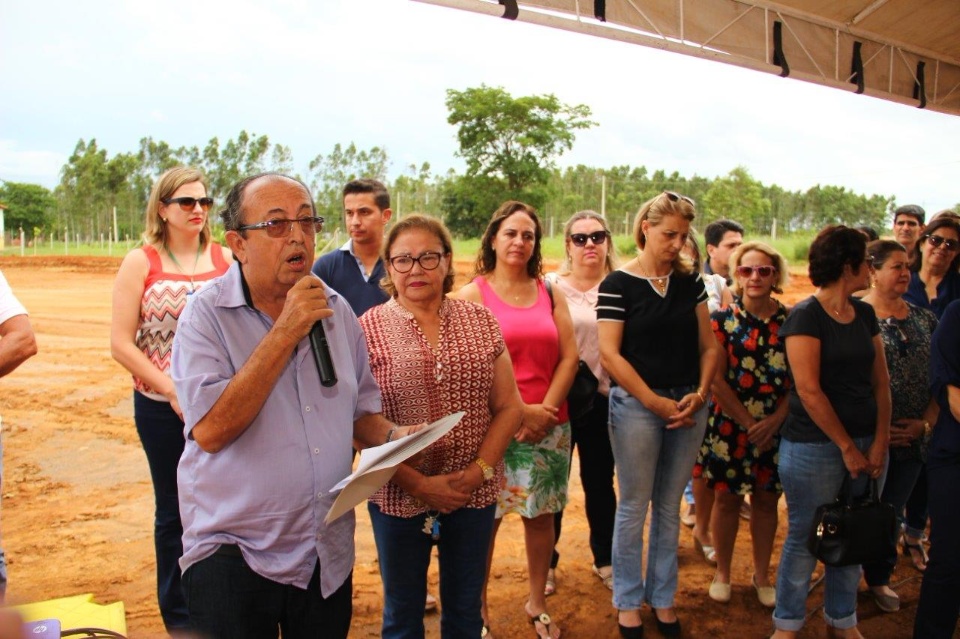 Prefeito lança obra de construção de creche na Vila Marambaia
