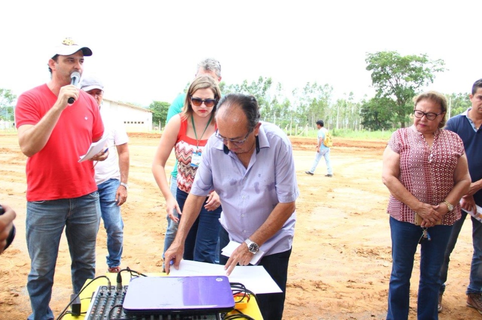 Prefeito lança obra de construção de creche na Vila Marambaia