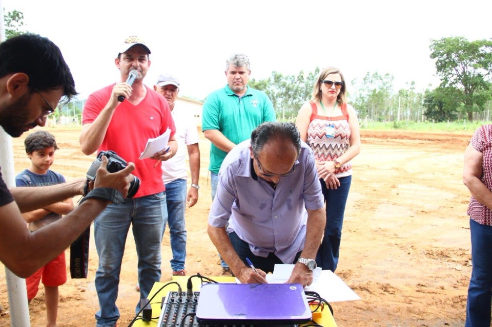 Prefeito lança obra de construção de creche na Vila Marambaia