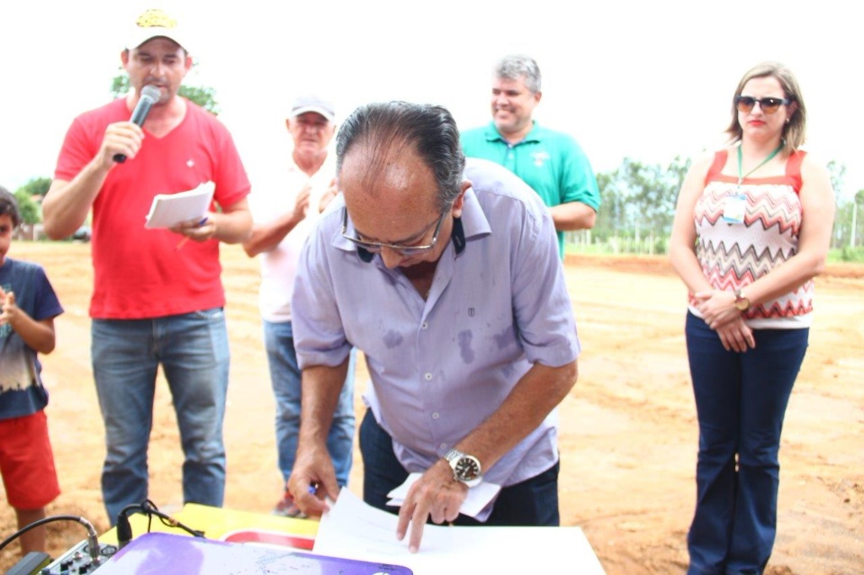 Prefeito lança obra de construção de creche na Vila Marambaia