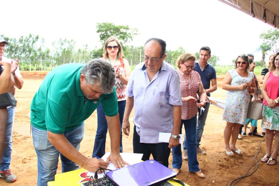 Prefeito lança obra de construção de creche na Vila Marambaia