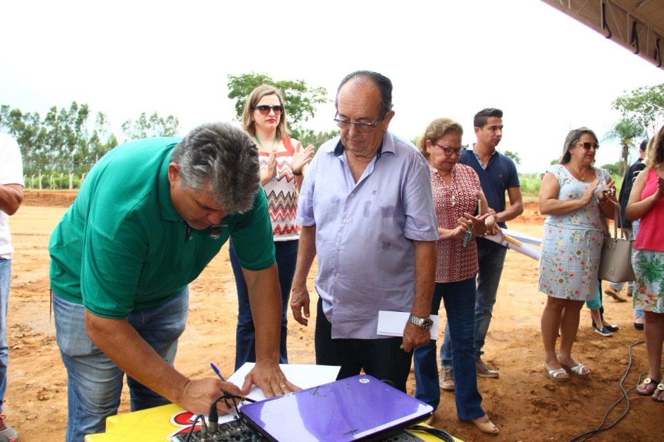 Prefeito lança obra de construção de creche na Vila Marambaia