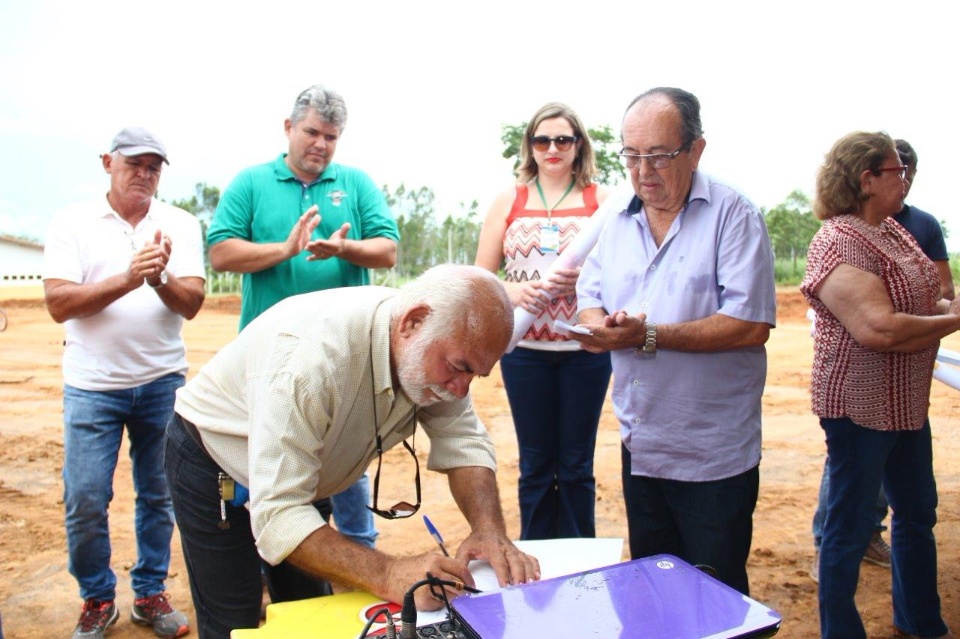 Prefeito lança obra de construção de creche na Vila Marambaia