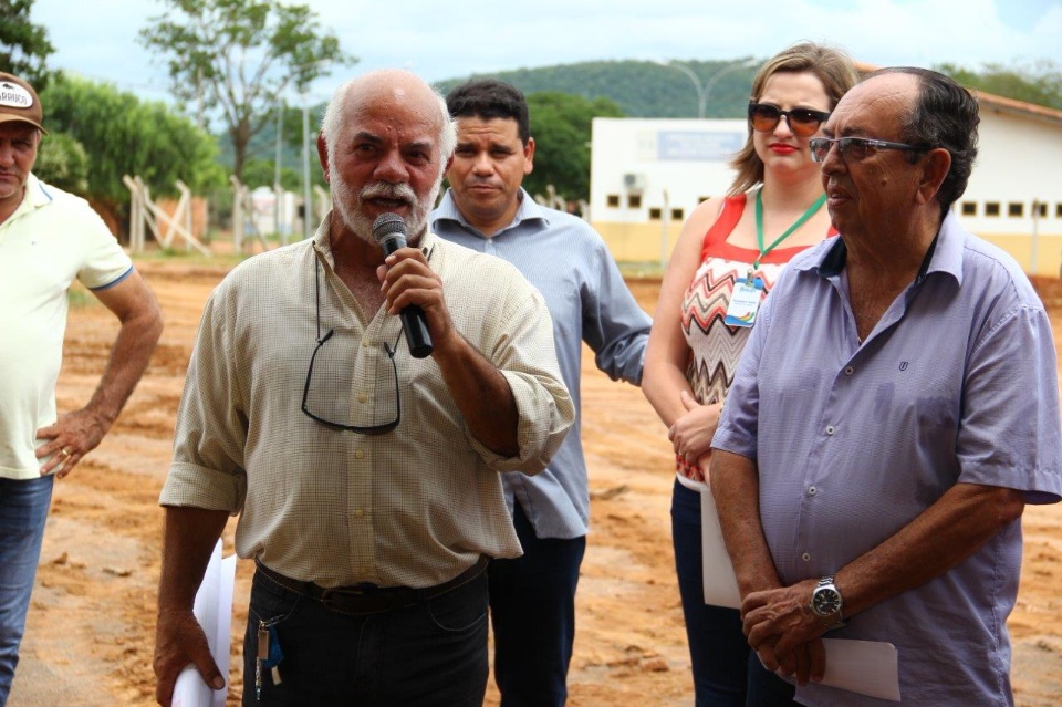 Prefeito lança obra de construção de creche na Vila Marambaia