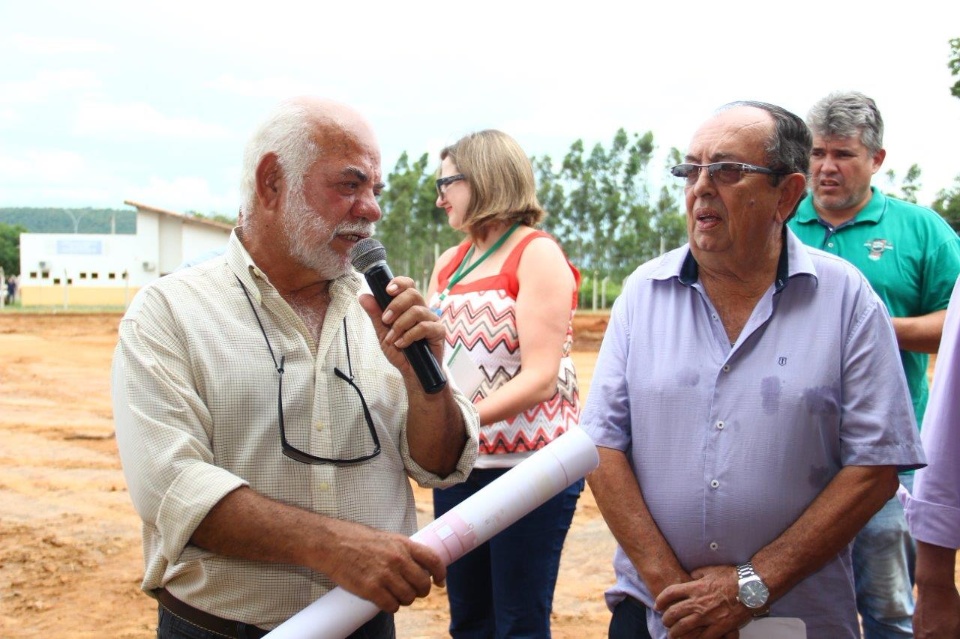 Prefeito lança obra de construção de creche na Vila Marambaia