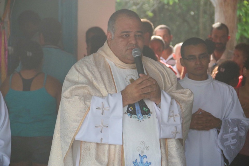 Sinhozinho: A fé levou uma grande multidão em peregrinação até seu santuário Sinhozinho: A fé levou uma grande multidão em peregrinação até seu santuário