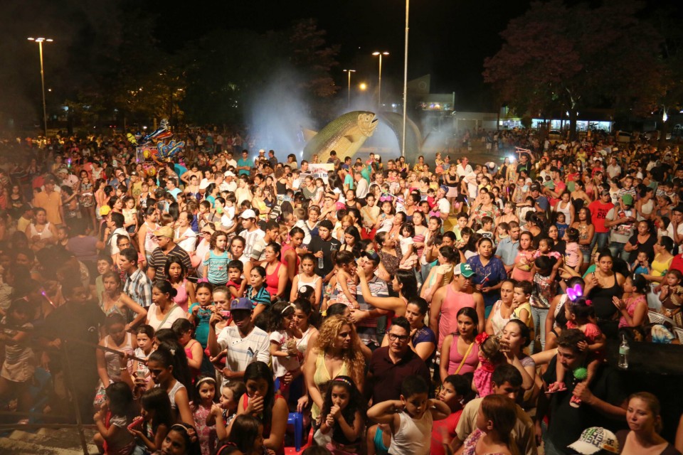 Dia das Crianças: "Galinha Pintadinha" leva ao delírio a criançada na praça