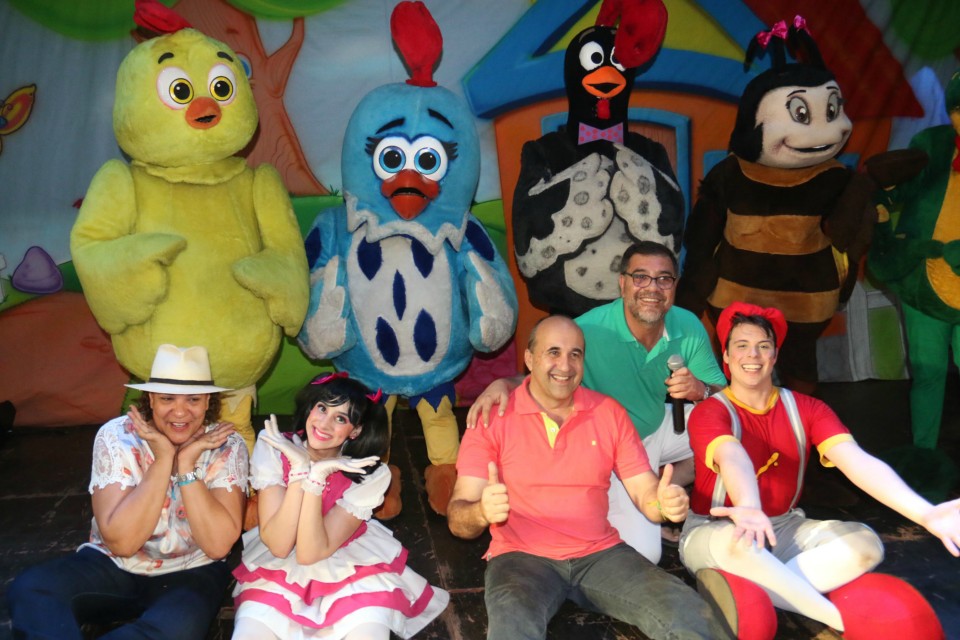 Dia das Crianças: "Galinha Pintadinha" leva ao delírio a criançada na praça