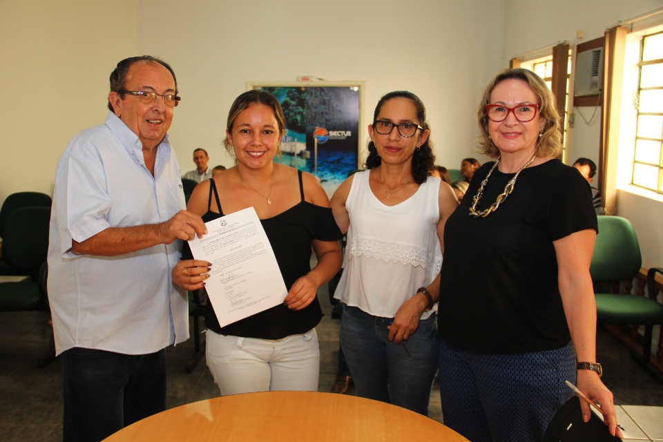 Prefeito dá posse a professores e atendente da Rede Municipal