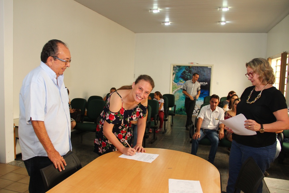 Prefeito dá posse a professores e atendente da Rede Municipal