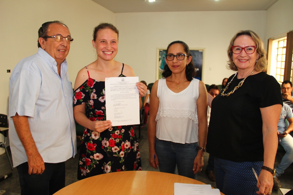 Prefeito dá posse a professores e atendente da Rede Municipal