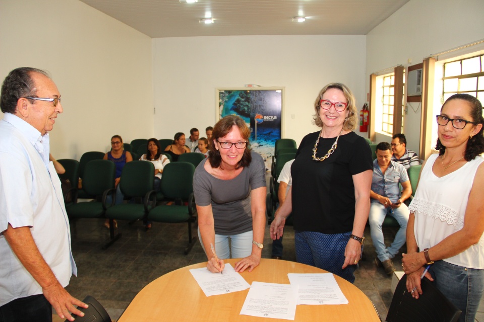 Prefeito dá posse a professores e atendente da Rede Municipal