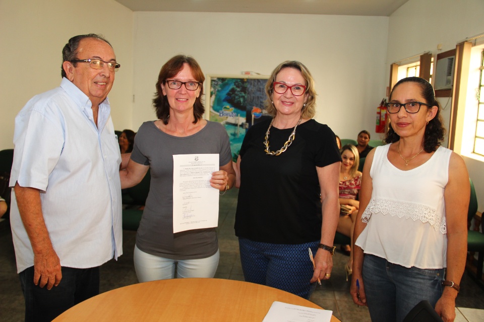 Prefeito dá posse a professores e atendente da Rede Municipal