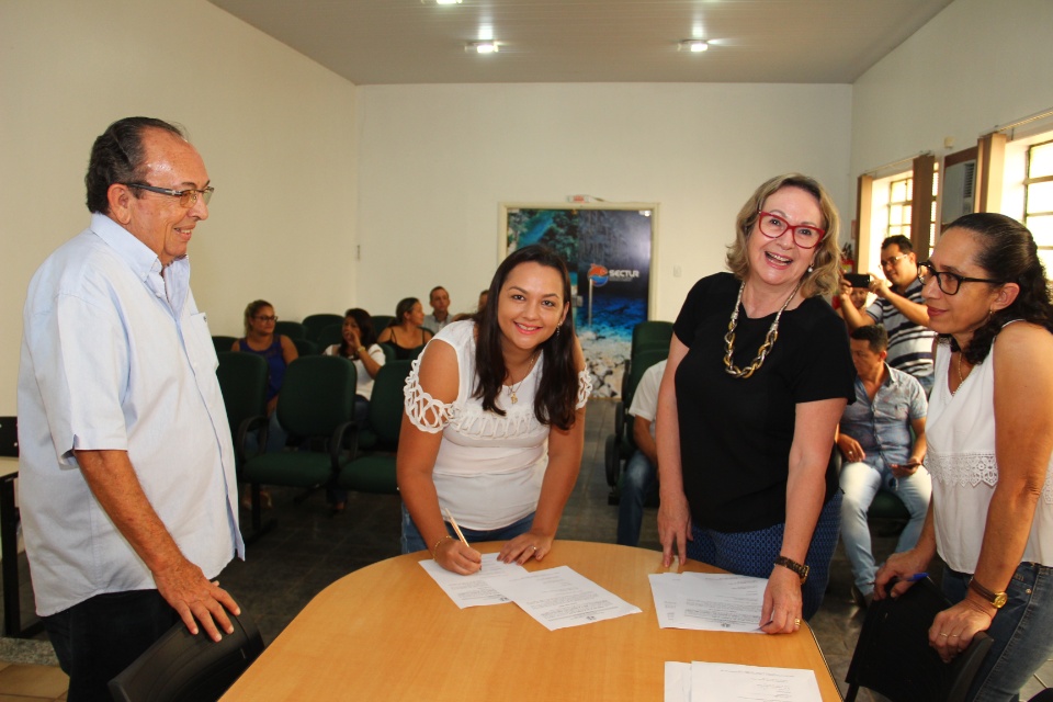 Prefeito dá posse a professores e atendente da Rede Municipal