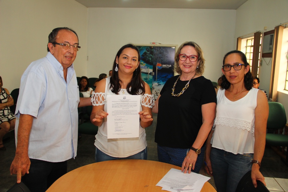 Prefeito dá posse a professores e atendente da Rede Municipal