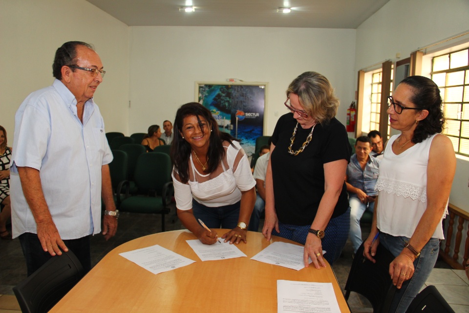 Prefeito dá posse a professores e atendente da Rede Municipal