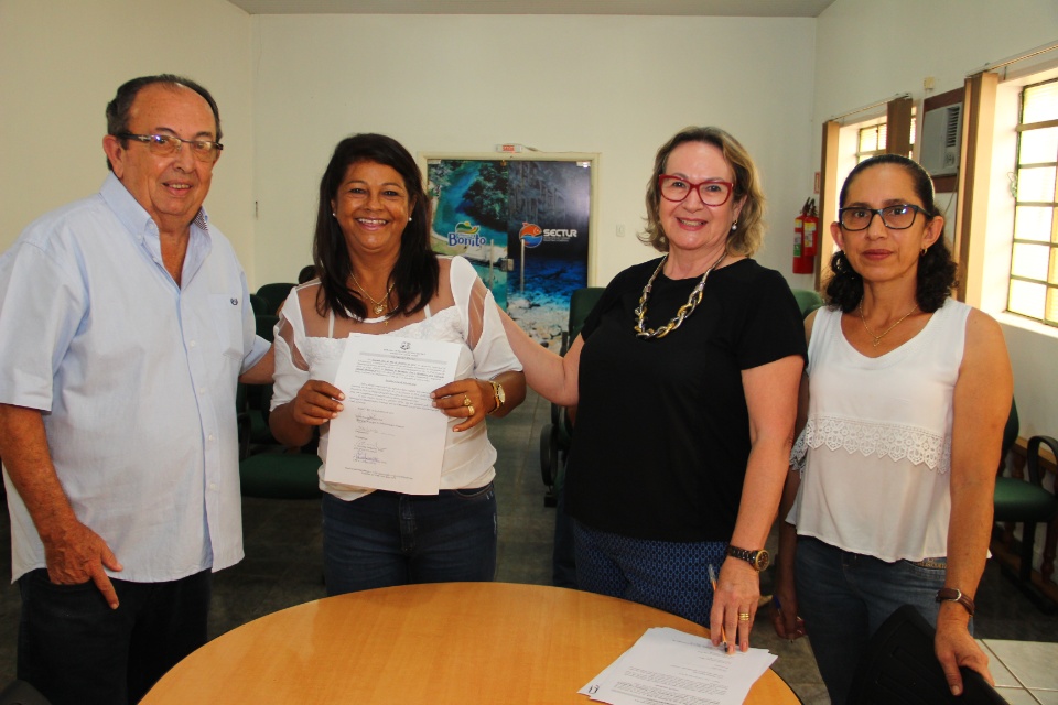 Prefeito dá posse a professores e atendente da Rede Municipal