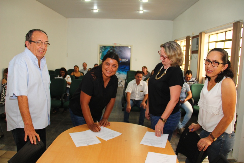 Prefeito dá posse a professores e atendente da Rede Municipal