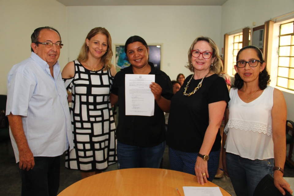 Prefeito dá posse a professores e atendente da Rede Municipal