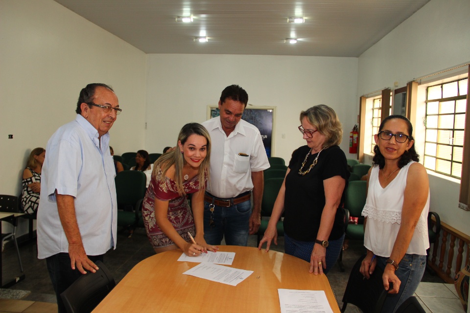 Prefeito dá posse a professores e atendente da Rede Municipal